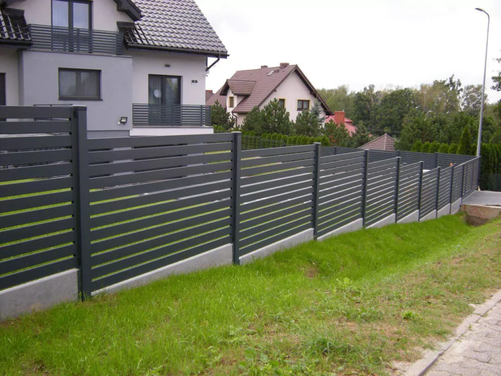 nyitott aluminium kerites udvar front
